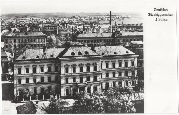 Německé gymnázium. Zdroj: Státní okresní archiv Opava, Sbírka dokumentačního materiálu, kart. 132/24. Rok: 30. léta 20. století 