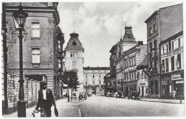 Obytný a obchodní dům Tomáše a Barbary Svanovských (zcela vlevo). Zdroj: Státní okresní archiv Opava, Sbírka dokumentačního materiálu, kart. 125/4. Rok: 40. léta 20. století