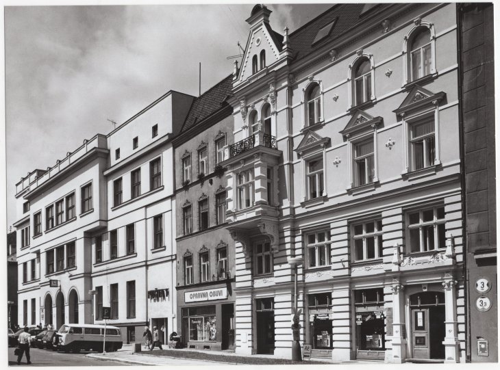 Nájemní dům Julia Lundwalla (vpravo). Zdroj: Státní okresní archiv Opava, Sbírka dokumentačního materiálu, kart. 125/4. Rok: 90. léta 20. století 