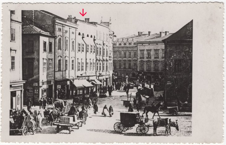 Obytný a obchodní dům Adolfa a Reginy Singerových, podoba staršího domu před přestavbou (označen šipkou). Zdroj: Státní okresní archiv Opava, Sbírka dokumentačního materiálu, kart. 124/18. Rok: kolem roku 1900 