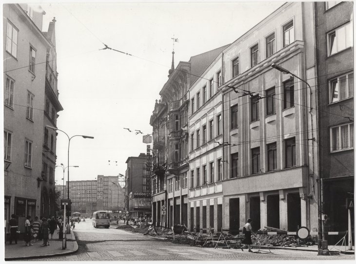 Obytný a obchodní dům Adolfa a Reginy Singerových (4. zprava). Zdroj: Státní okresní archiv Opava, Sbírka dokumentačního materiálu, kart. 124/17. Rok: 70. léta 20. století 