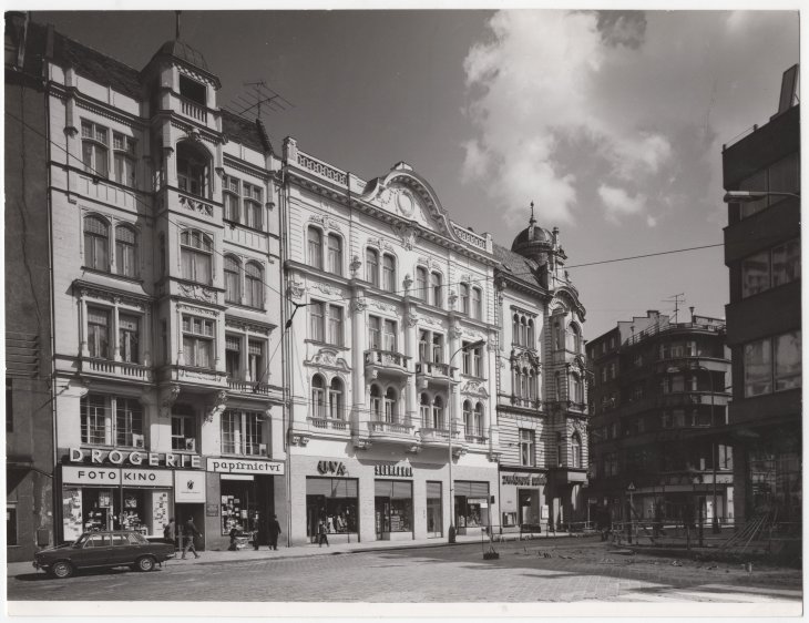 Obytný a obchodní dům Karla Kerna a Karla Bluma (zcela vlevo). Zdroj: Státní okresní archiv Opava, Sbírka dokumentačního materiálu, kart. 124/17. Rok: 80. léta 20. století 