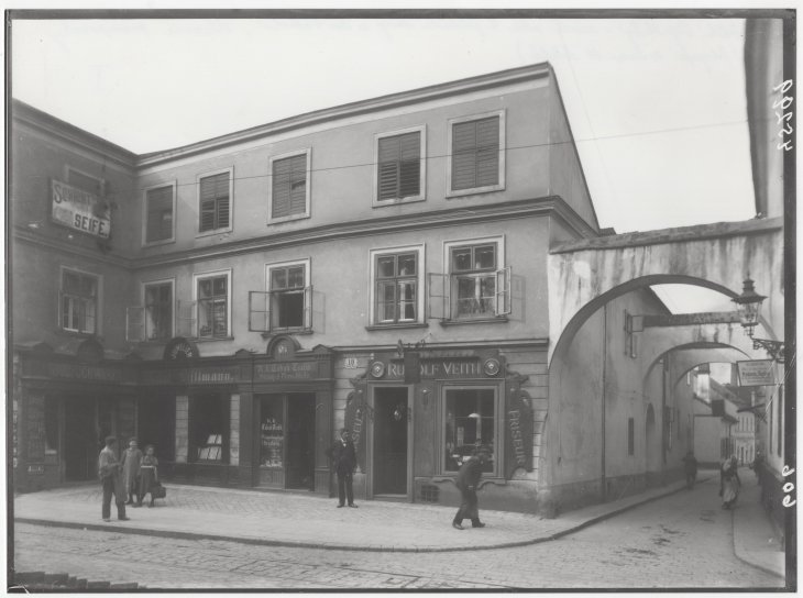 Obytný a obchodní dům Leonarda Ponižila (Altschul), starší dům na nároží ulic Na Valech a U Jaktařské brány. Zdroj: Státní okresní archiv Opava, Sbírka dokumentačního materiálu, kart. 125/13. Rok: kolem roku 1900 