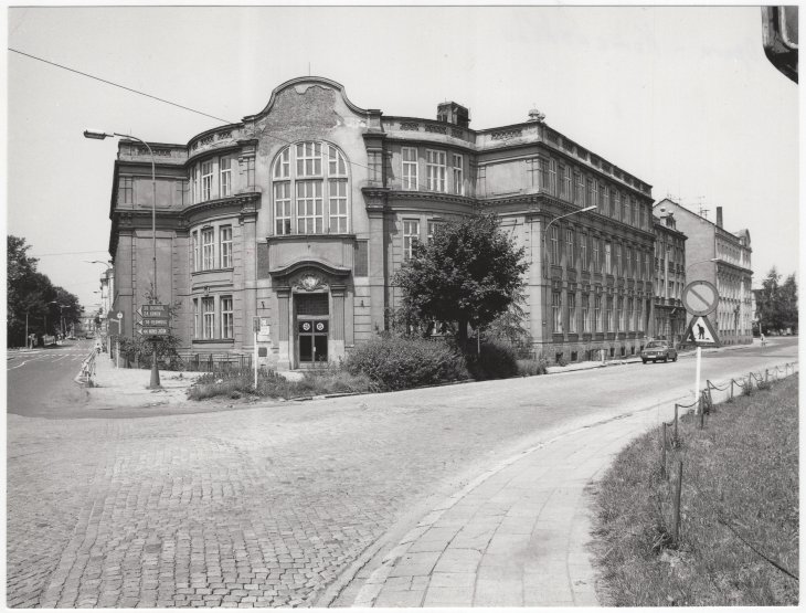 Schillerova chlapecká obecná škola. Zdroj: Státní okresní archiv Opava, Sbírka dokumentačního materiálu, kart. 132/19. Rok: 70. léta 20. století 