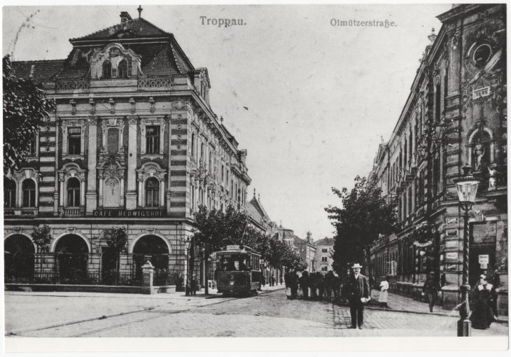 Obytný dům s kavárnou Hedwigshof. Zdroj: Státní okresní archiv Opava, Sbírka dokumentačního materiálu, kart. 125/24. Rok: kolem roku 1910 