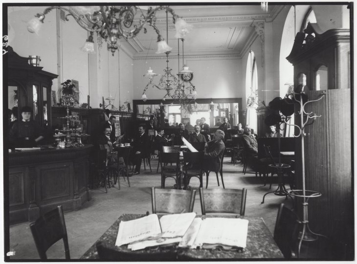 Obytný dům s kavárnou Hedwigshof, interiér kavárny. Zdroj: Státní okresní archiv Opava, Sbírka dokumentačního materiálu, kart. 131/19. Rok: kolem roku 1910 