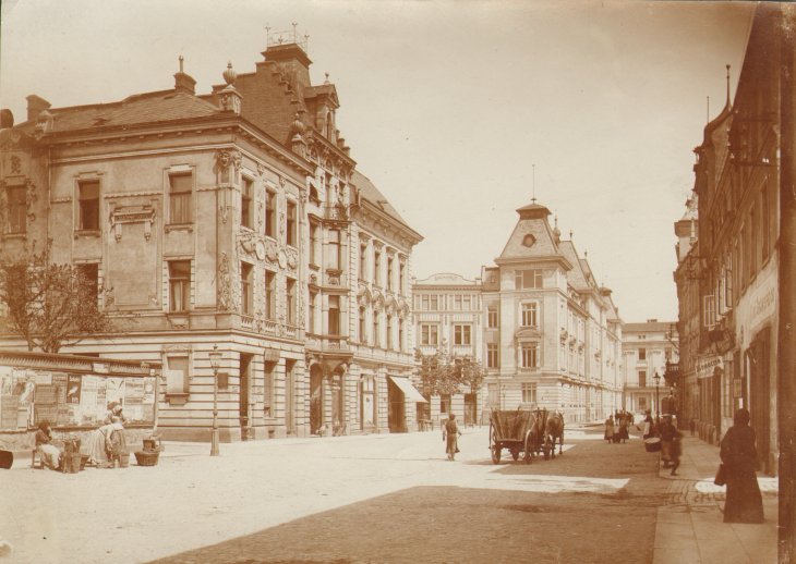 Nájemní domy Wilhelma a Johanny Lichnofských a Julia Lundwalla (2. a 3. zleva). Zdroj: Státní okresní archiv Opava, Sbírka dokumentačního materiálu, kart. 125/4. Rok: kolem roku 1902 