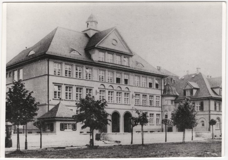 Česká měšťanská škola. Zdroj: Státní okresní archiv Opava, Sbírka dokumentačního materiálu, kart. 132/18. Rok: 30. léta 20. století