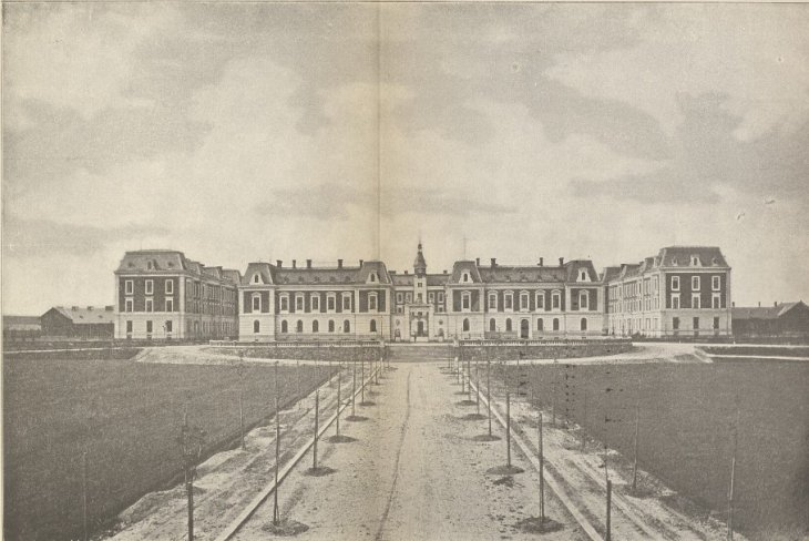 Rudolfova kasárna, pohled na areál od jihovýchodu. Zdroj: Reprodukce Die Gemeinde Verwaltung der Landeshauptstadt Troppau 1884–1895. Rok: konec 19. století 