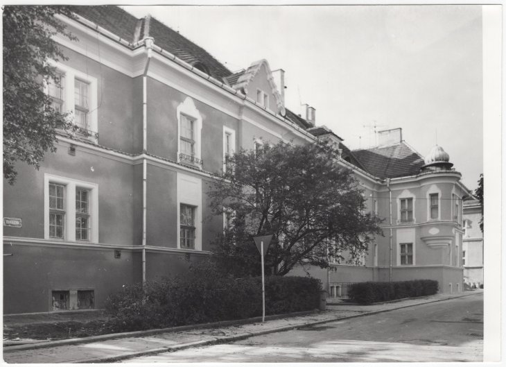 Domy pro státní zaměstnance, pohled na domy čp. 1333 a 1334. Zdroj: Státní okresní archiv Opava, Sbírka dokumentačního materiálu, kart. 125/47. Rok: 80. léta 20. století 