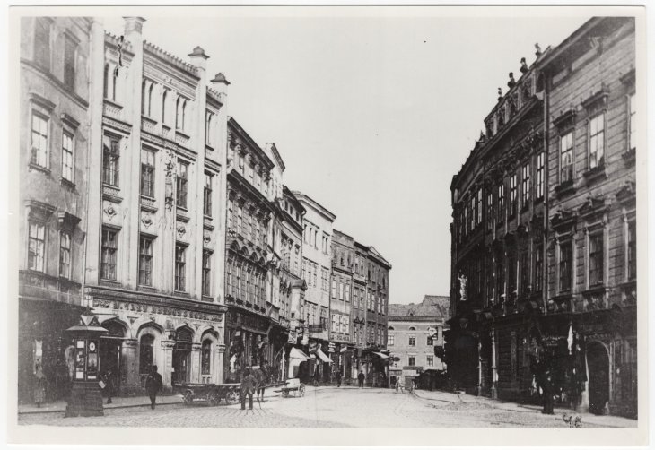 Dům Emila Frankeho, pohled od ulice Mezi Trhy, starší podoba domu (zcela vpravo). Zdroj: Státní okresní archiv Opava, Sbírka dokumentačního materiálu, kart. 125/9. Rok: kolem roku 1900 