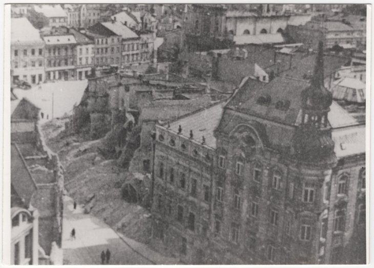 Dům Emila Frankeho (vpravo). Zdroj: Státní okresní archiv Opava, Sbírka dokumentačního materiálu, kart. 127/41. Rok: 1945