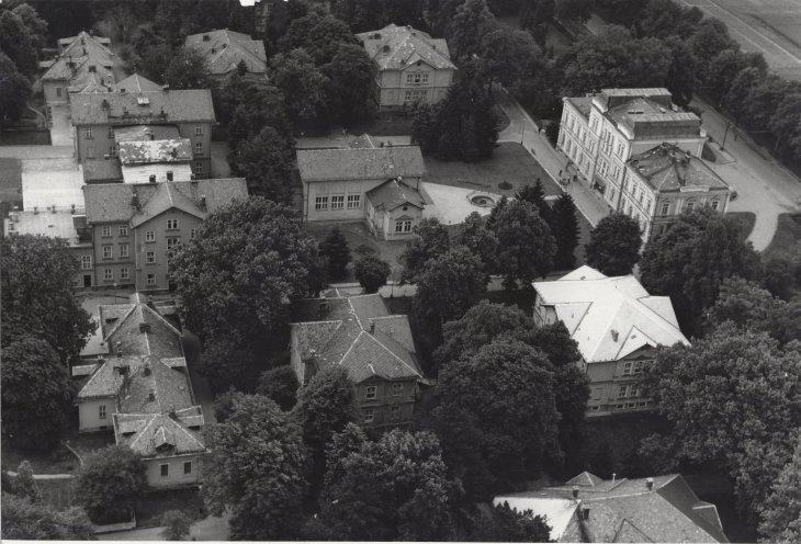 Zemská psychiatrická léčebna, pavilony, vpravo správní budova. Zdroj: Státní okresní archiv Opava, Sbírka dokumentačního materiálu, kart. 132/5. Rok: 30. léta 20. století 