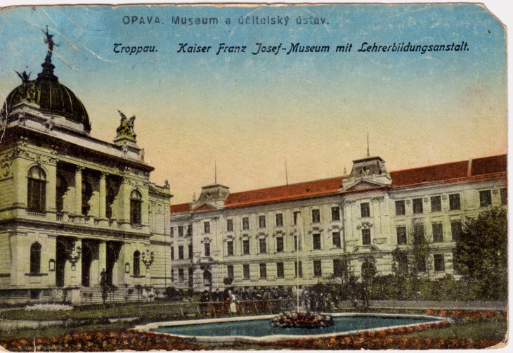 Učitelský ústav (vpravo), pohled na hlavní průčelí. Zdroj: Státní okresní archiv Karviná, Sbírka obrazového a fotografického materiálu, poř. č. 7264. Rok: počátek 20. století 