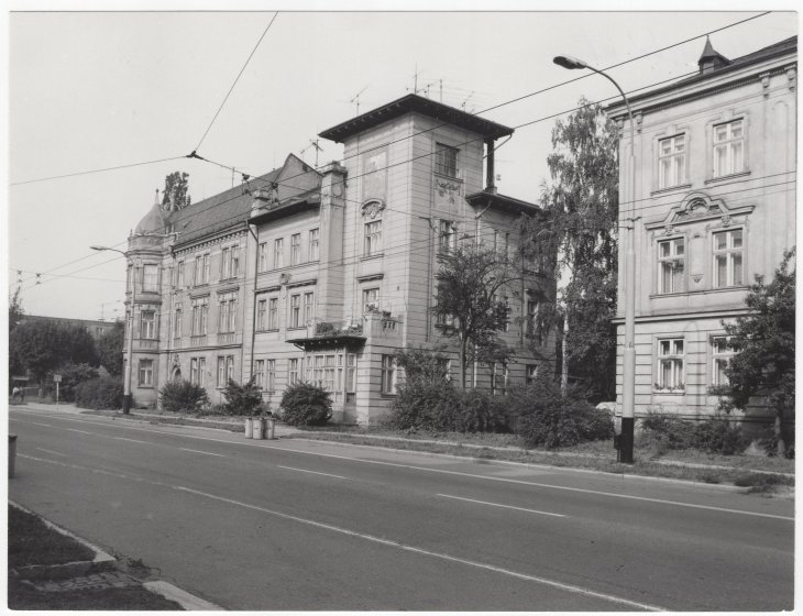 Zdrazilův dům, pohled od východu. Zdroj: Státní okresní archiv Opava, Sbírka dokumentačního materiálu, kart. 125/24. Rok: 70. léta 20. století 