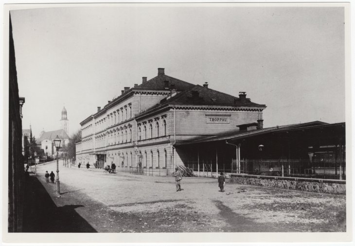 Výpravní budova železniční stanice Opava východ, pohled od jihovýchodu. Zdroj: Státní okresní archiv Opava, Sbírka dokumentačního materiálu, kart. 131/30. Rok: počátek 19. století 