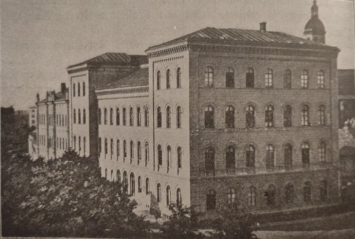 Vyšší reálka, pohled od jihu. Zdroj: Reprodukce Die Gemeinde-Verwaltung der Landeshauptstadt Troppau 1884–1895. Rok: 90. léta 19. století 
