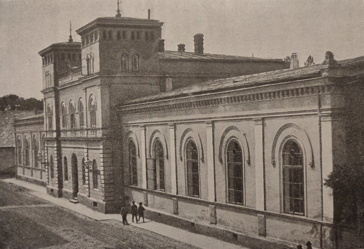 Městská tělocvična, pohled od severovýchodu. Zdroj: Reprodukce Die Gemeinde-Verwaltung der Landeshauptstadt Troppau 1884–1895. Rok: 90. léta 19. století 
