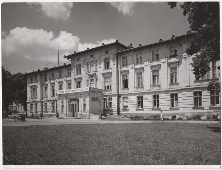 Areál Slezské zemské nemocnice, budova ředitelství. Zdroj: Státní okresní archiv Opavě, Sbírka dokumentačního materiálu, kart. 132/1. Rok: 80. léta 20. století 