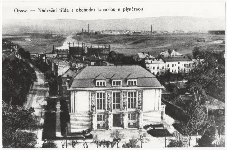 Obchodní a živnostenská komora, pohled od severozápadu. Zdroj: Státní okresní archiv Opava, Sbírka dokumentačního materiálu, kart. 126/8. Rok: 1910
