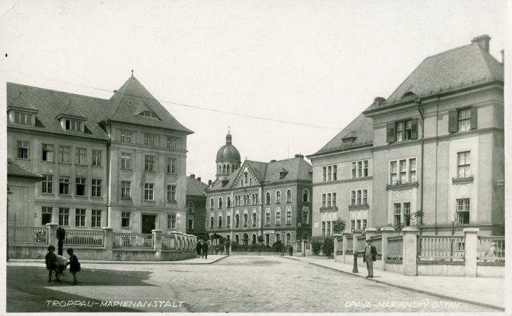 Domy pro státní zaměstnance, pohled na domy čp. 1264 a 1265 (vpravo). Zdroj: Slezské zemské muzeum, fotografické pracoviště, sig. FP 9925/2. Rok: 20. léta 20. století