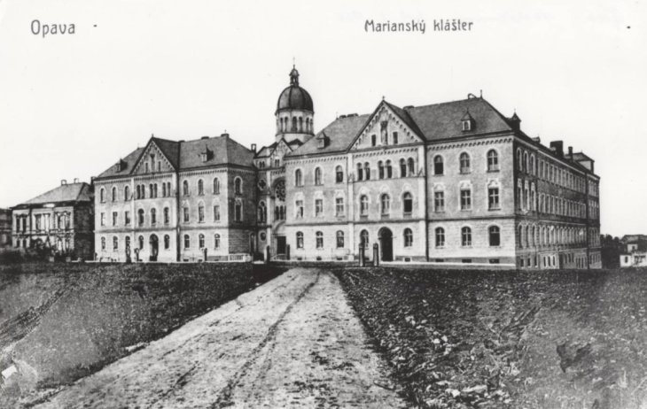 Marianum – klášter Kongregace Dcer Božské lásky, pohled na hlavní průčelí krátce po dokončení. Źródło: Státní okresní archiv Opava, Sbírka dokumentačního materiálu, kart. 126/22b. Rok: kolem roku 1910 