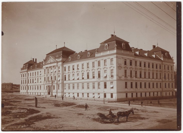 Zemské finanční ředitelství, krátce po dostavbě, pohled od severovýchodu. Zdroj: Státní okresní archiv Opava, Sbírka dokumentačního materiálu, kart. 124/3. Rok: před rokem 1910 
