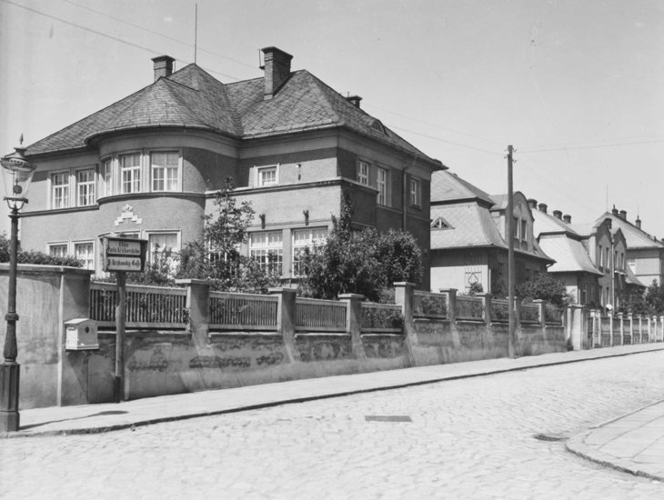 Vila Olga, pohled z ulice Gudrichovy. Zdroj: Slezské zemské muzeum, fotografické pracoviště, sig. A 4146. Rok: 30. léta 20. století 