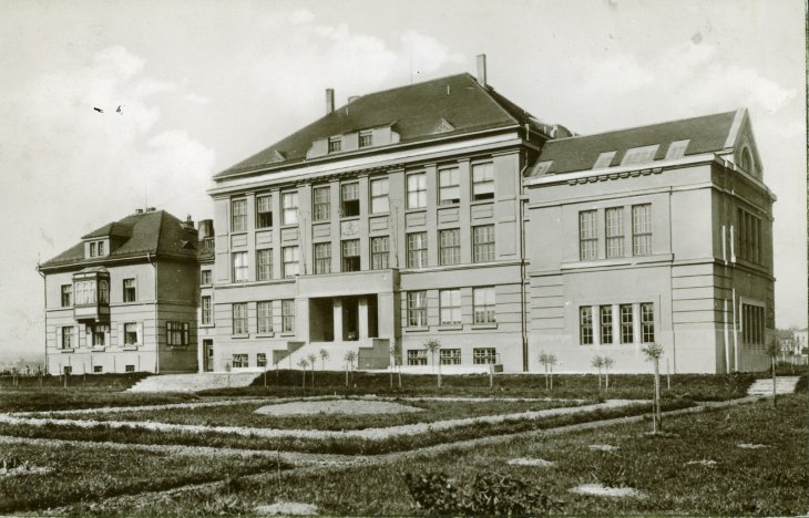 Państwowa Wyższa Szkoła Gospodarcza im. Masaryka (aktualnie Szkoła Rolnicza im. Masaryka). Źródło: Muzeum Ziemi Śląskiej w Opawie, sig. FP 10143. Rok: Lata 30. XX wieku