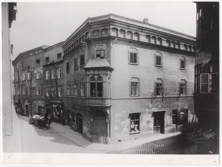 Café Niedermeyer, dříve Pražmovský palác, na nároží Hrnčířské a Ostrožné, stav před přestavbou. Zdroj: Státní okresní archiv Opava, Sbírka dokumentačního materiálu, kart. 124/22. Rok: konec 19. století 