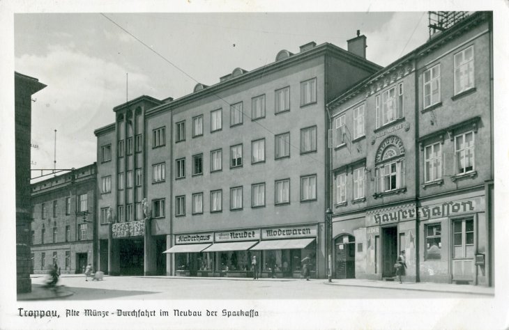 Dom mieszkalno-usługowy Miejskiej Kasy Oszczędnościowej. Źródło: Muzeum Ziemi Śląskiej w Opawie, sig. FP13416-2. Rok: Lata 40. XX wieku