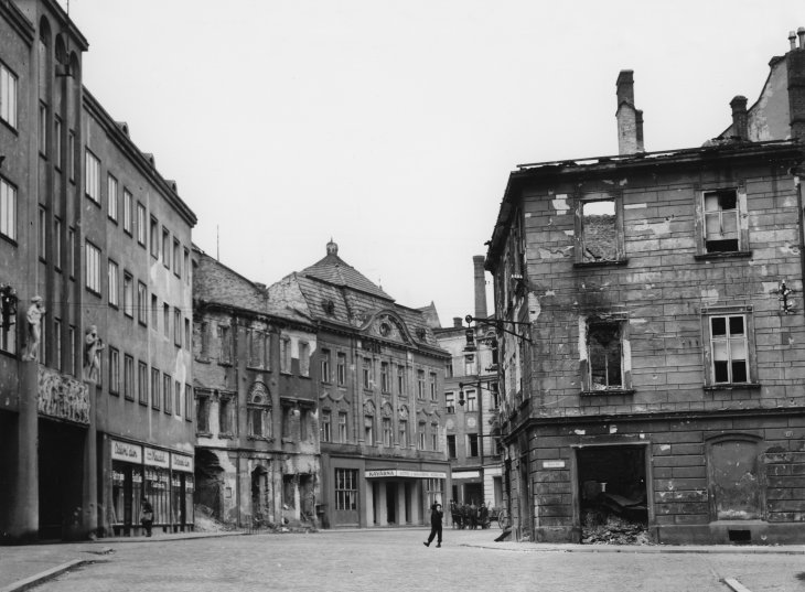 Dom mieszkalno-usługowy Miejskiej Kasy Oszczędnościowej. Źródło: Muzeum Ziemi Śląskiej w Opawie, sig. A8.650. Rok: 1946