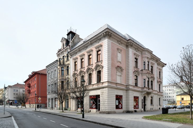 Nájemní domy Wilhelma a Johanny Lichnofských a Julia Lundwalla. Foto: Roman Polášek. Rok: 2025