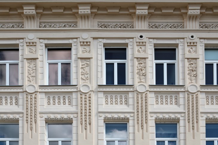 Nájemní dům s restaurací U Zlatého zajíce. Foto: Roman Polášek. Rok: 2025